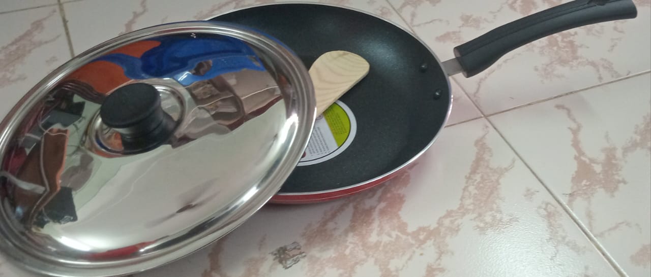 FRY PAN WITH INDUCTION AND SLIVER LID
